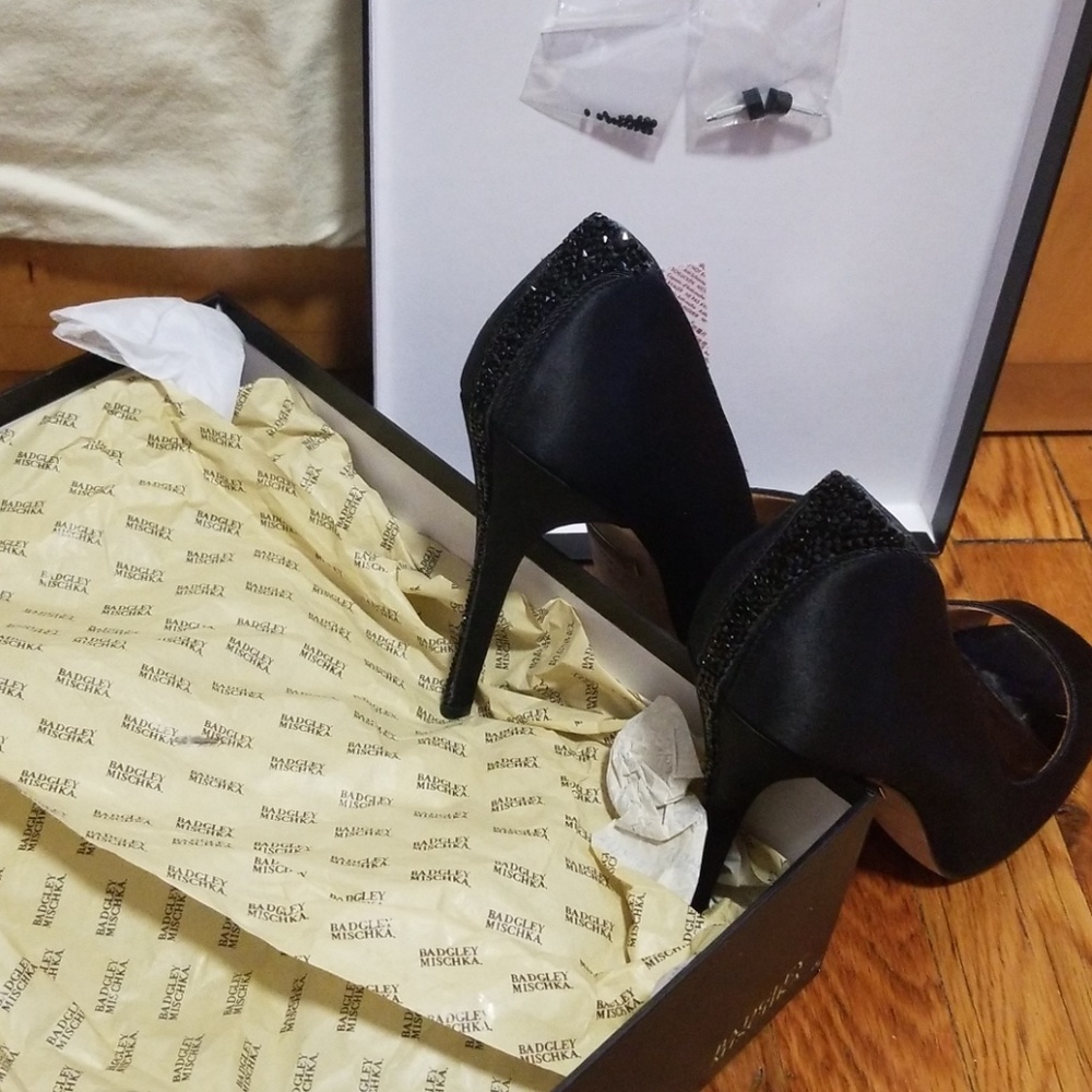 🌷👠Badgley Mischka Black satin 4" heels👠🌷 - Picture 7 of 8